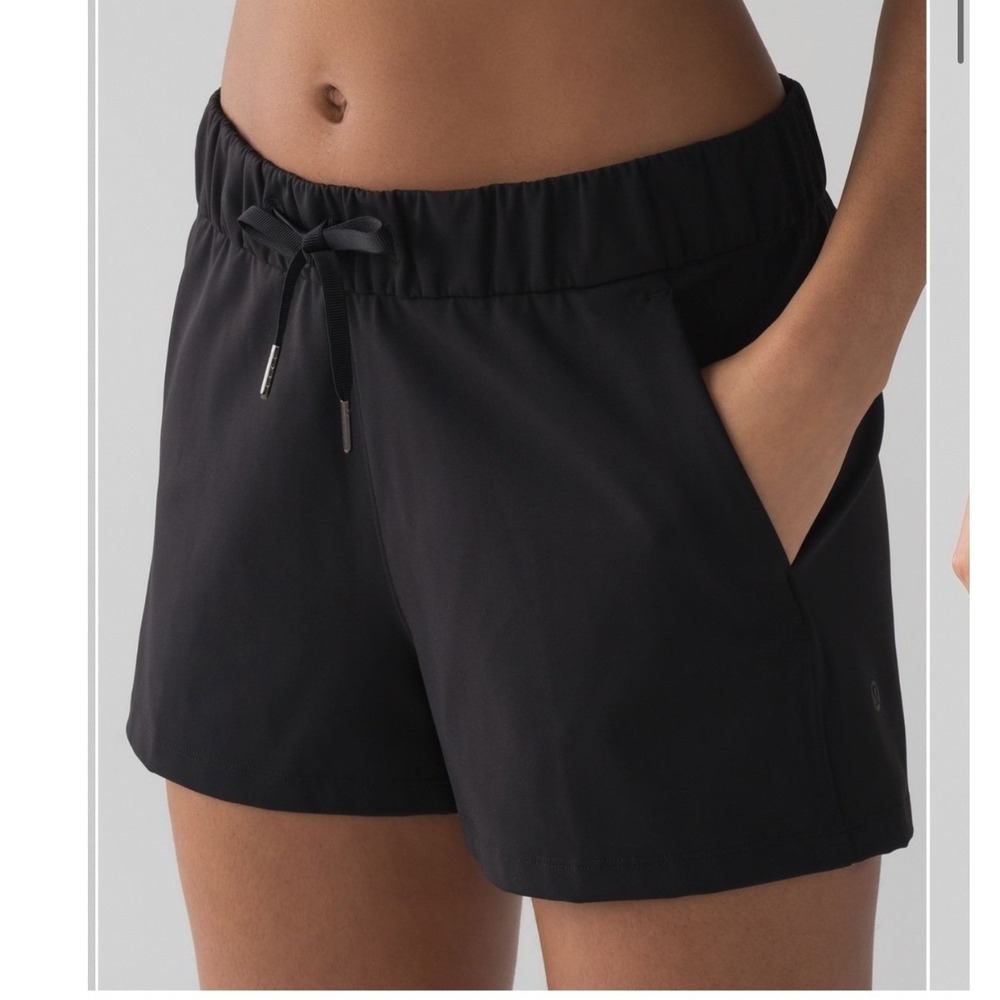 Lululemon On The Fly Short 2.5" Inseam Black Womens Size 4